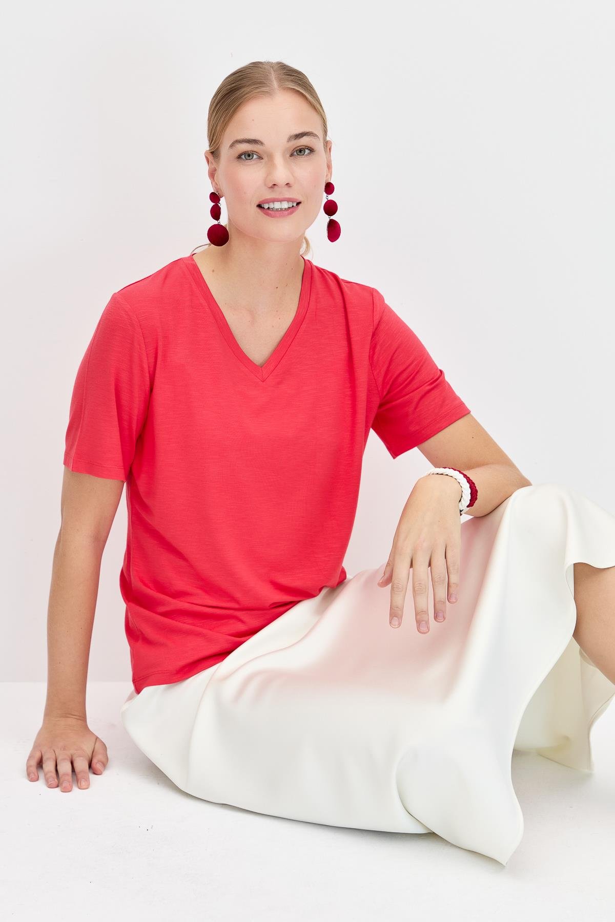 KMY24085Kadın V Yaka Flamlı Kumaş Basic Tshirt Mercan