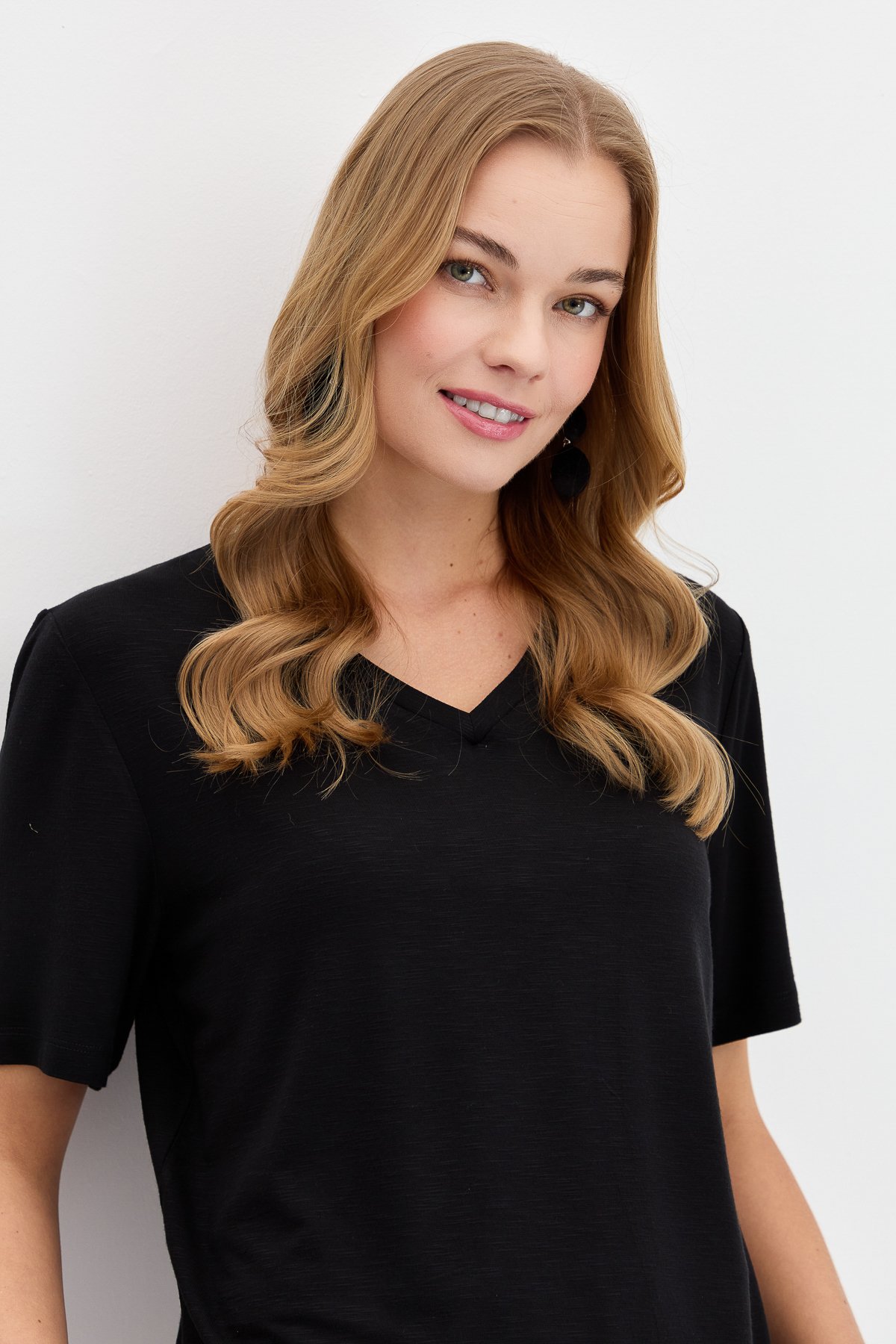 KMY24085Kadın V Yaka Flamlı Kumaş Basic Tshirt Siyah