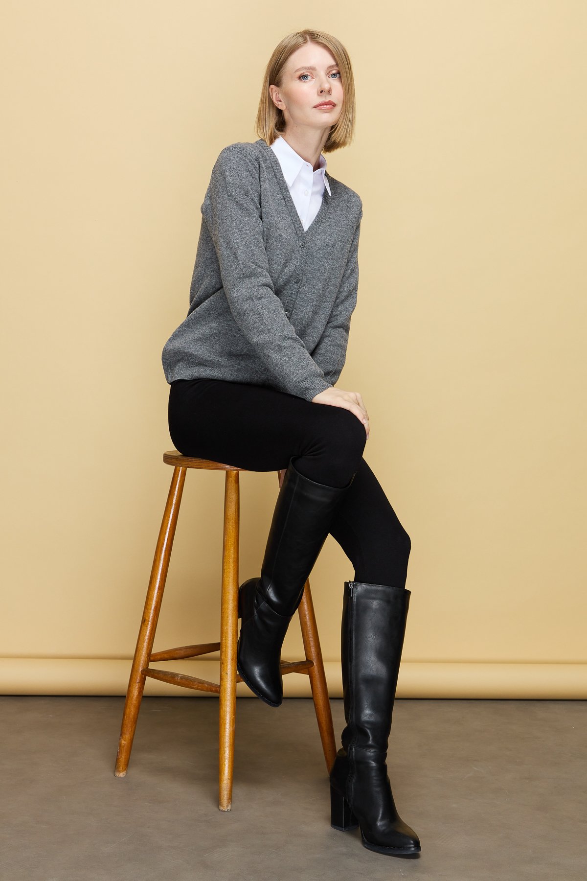 21021Kadın V Yaka Hırka Yün Füme