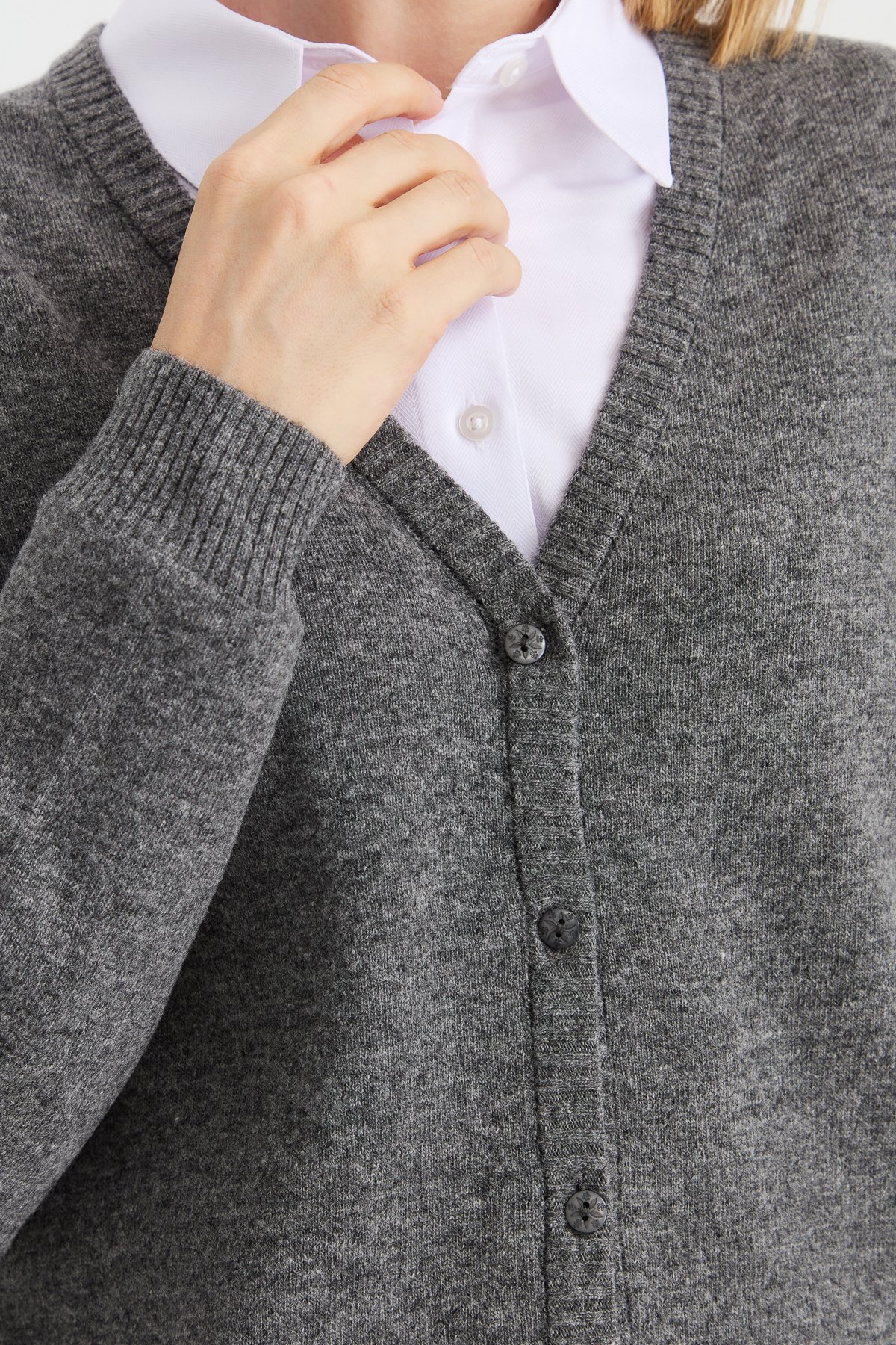 21021Kadın V Yaka Hırka Yün Füme