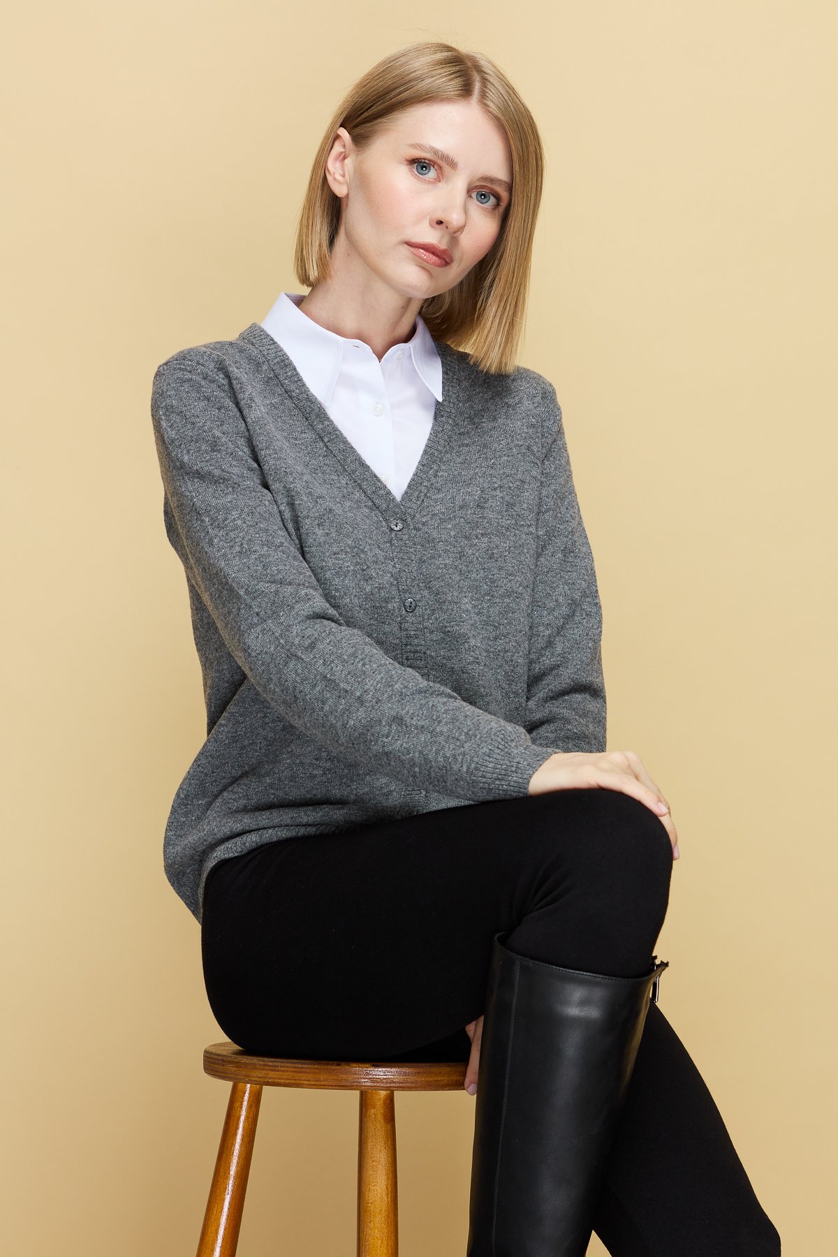 21021Kadın V Yaka Hırka Yün Füme