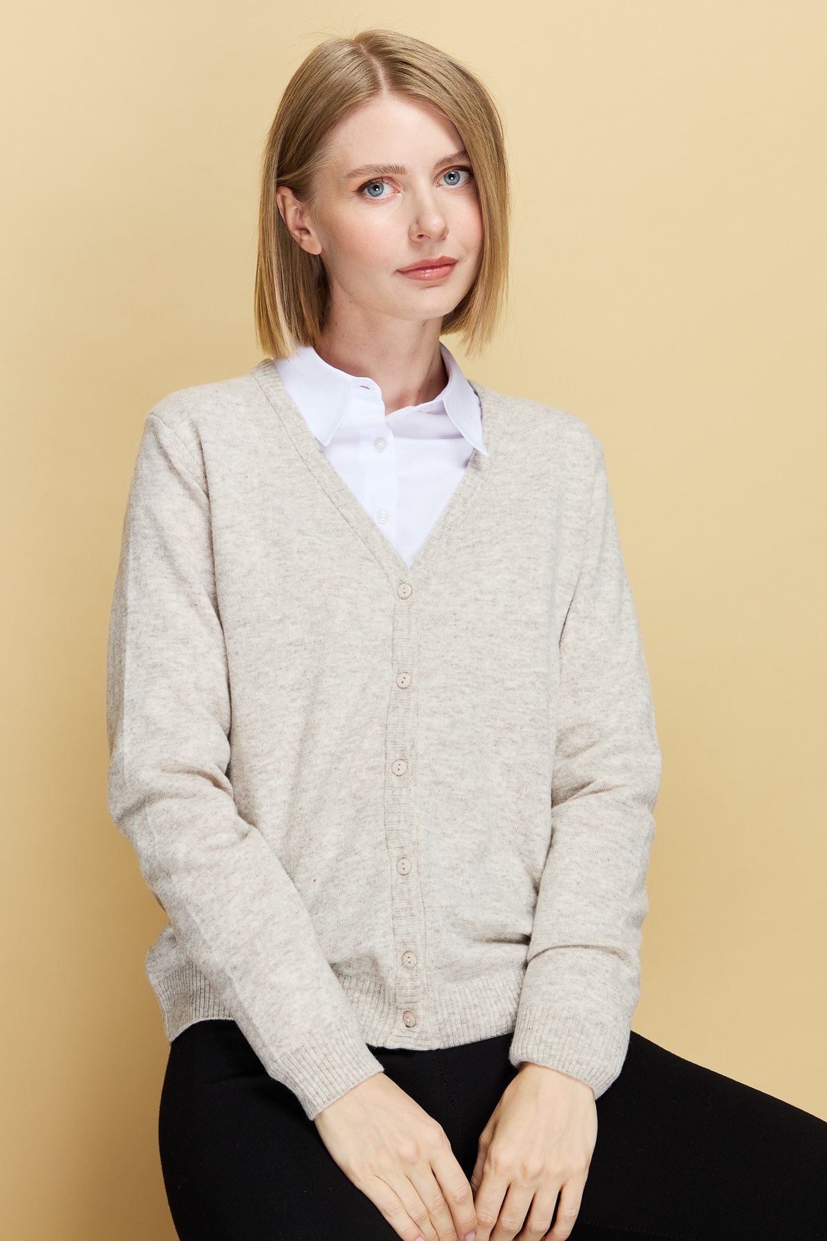 21021Kadın V Yaka Hırka Yün V.Bej