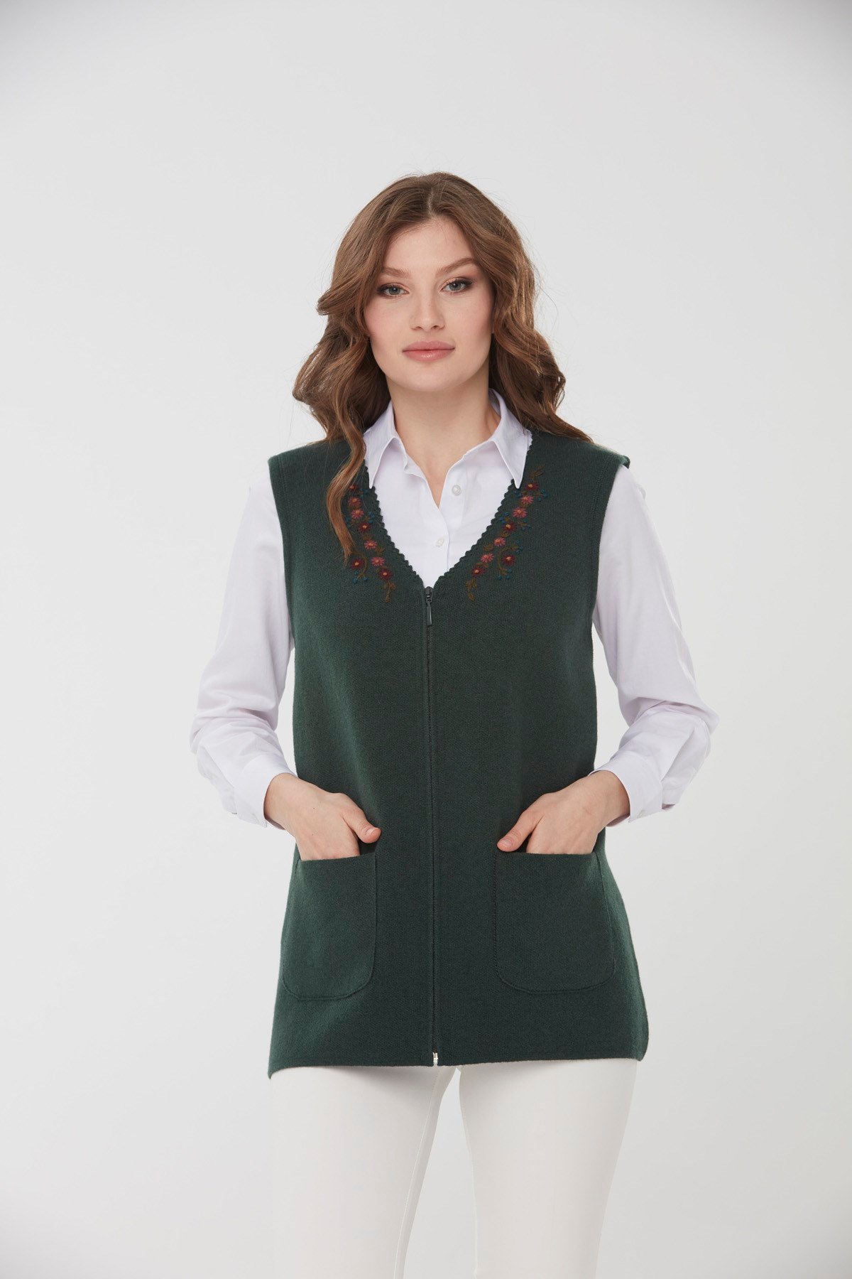 22191Kadın Sıfır Yaka İşlemeli Cepli Yün Yelek Yeşil
