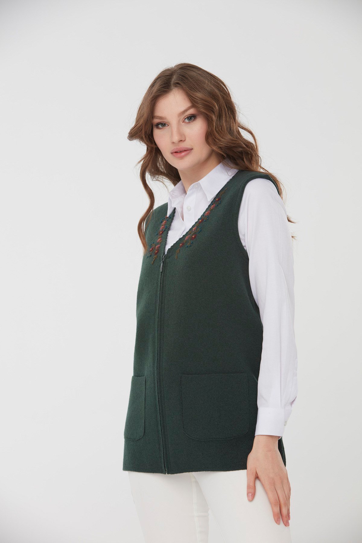 22191Kadın Sıfır Yaka İşlemeli Cepli Yün Yelek Yeşil