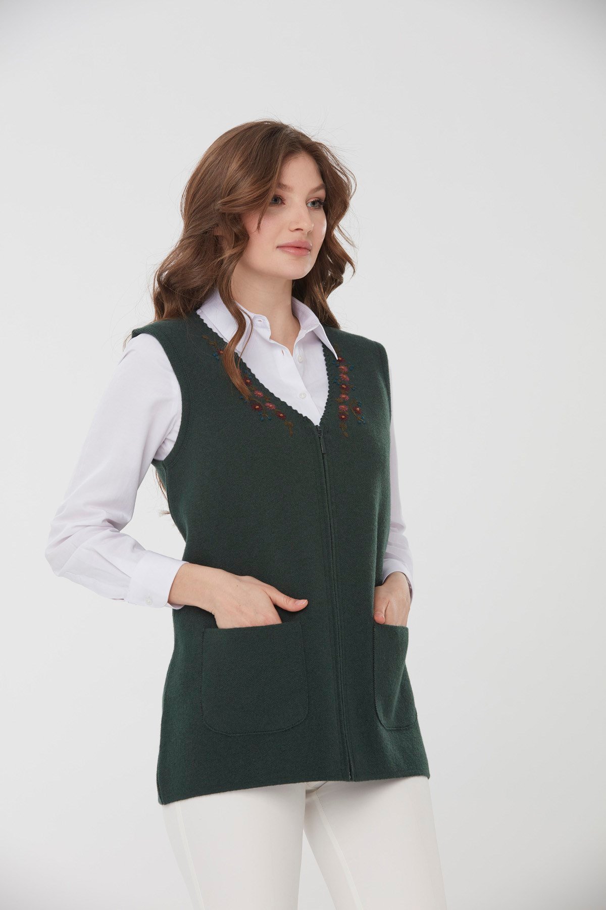 22191Kadın Sıfır Yaka İşlemeli Cepli Yün Yelek Yeşil