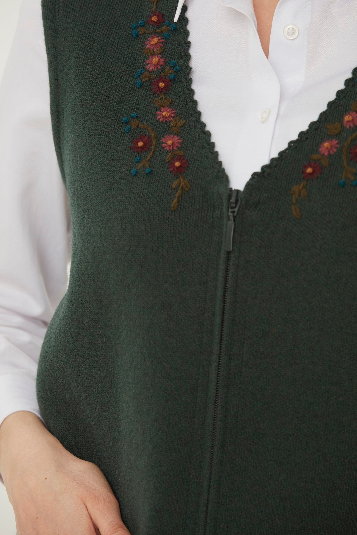 22191Kadın Sıfır Yaka İşlemeli Cepli Yün Yelek Yeşil