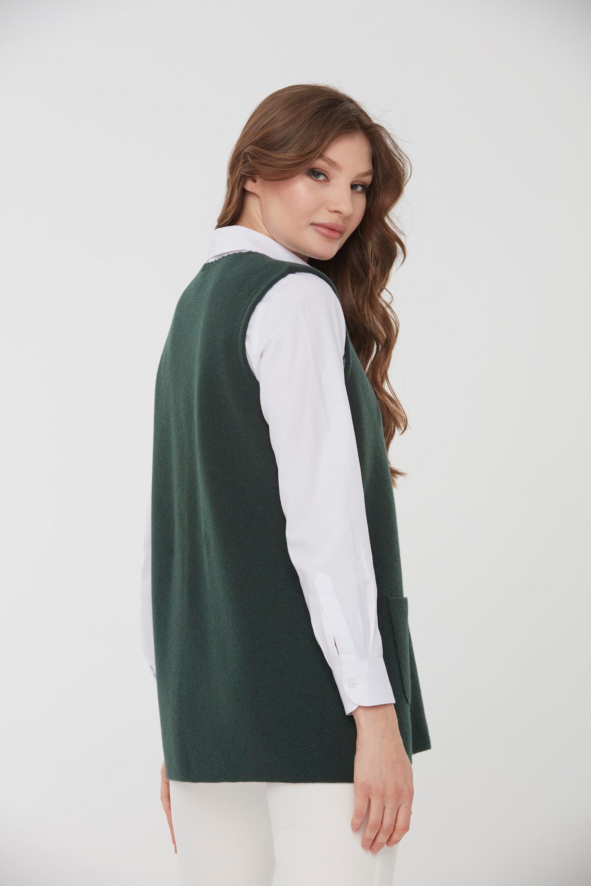 22191Kadın Sıfır Yaka İşlemeli Cepli Yün Yelek Yeşil