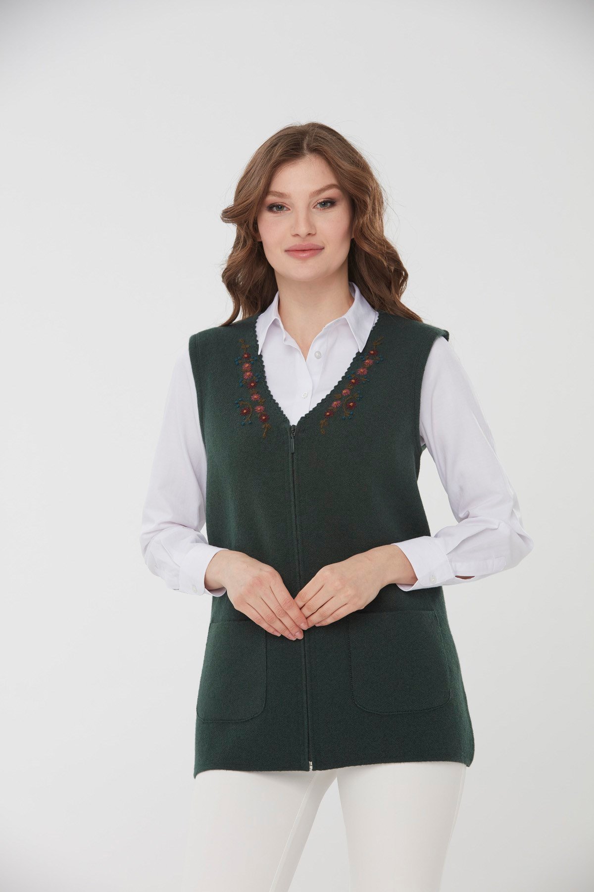 22191Kadın Sıfır Yaka İşlemeli Cepli Yün Yelek Yeşil