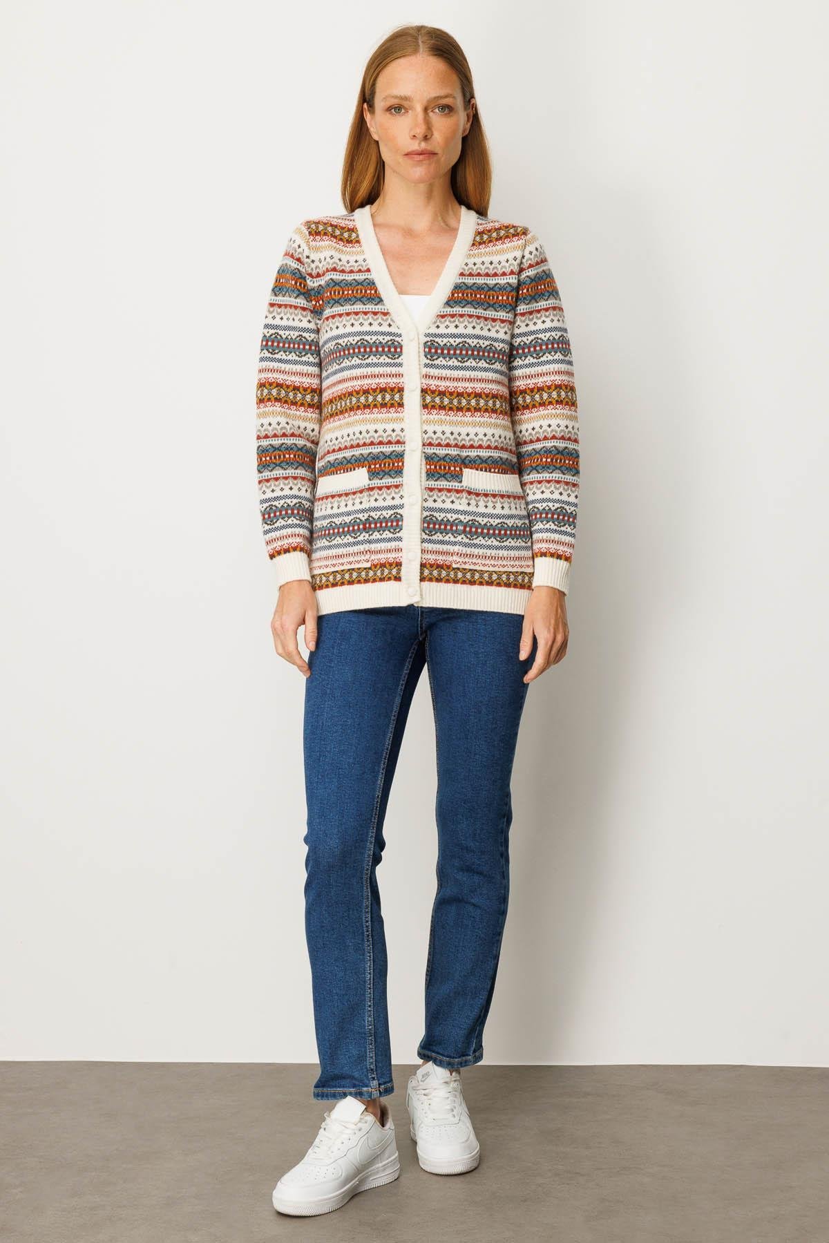 25101Kadın V Yaka Jakarlı Yün Hırka Kemik