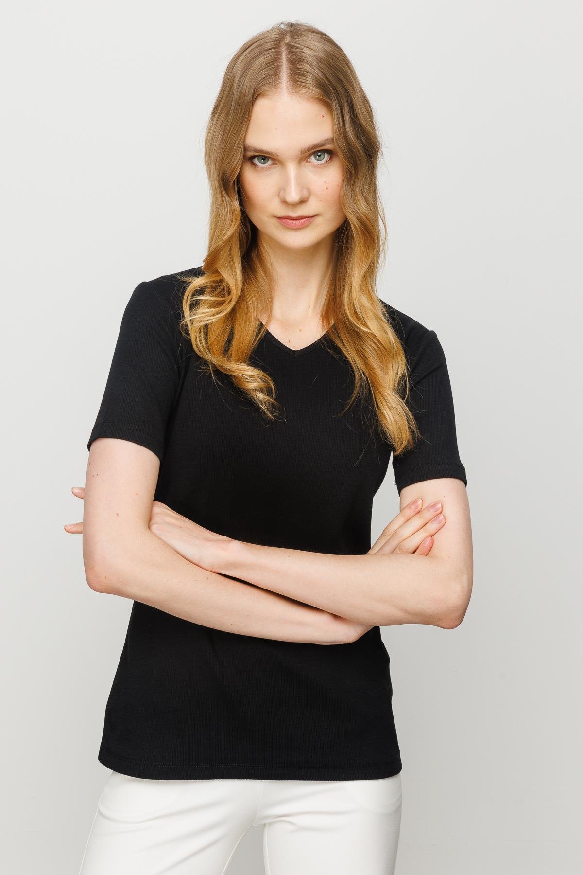 23753Kadın V Yaka Kaşkorse Pamuk T-shirt Siyah