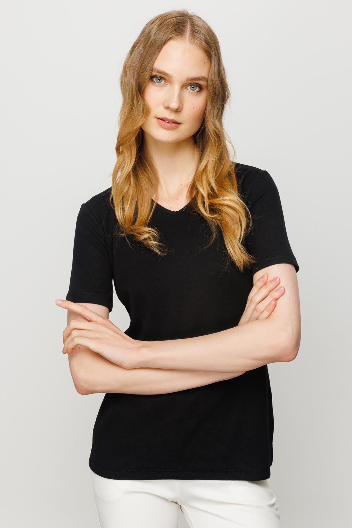 23753Kadın V Yaka Kaşkorse Pamuk T-shirt Siyah