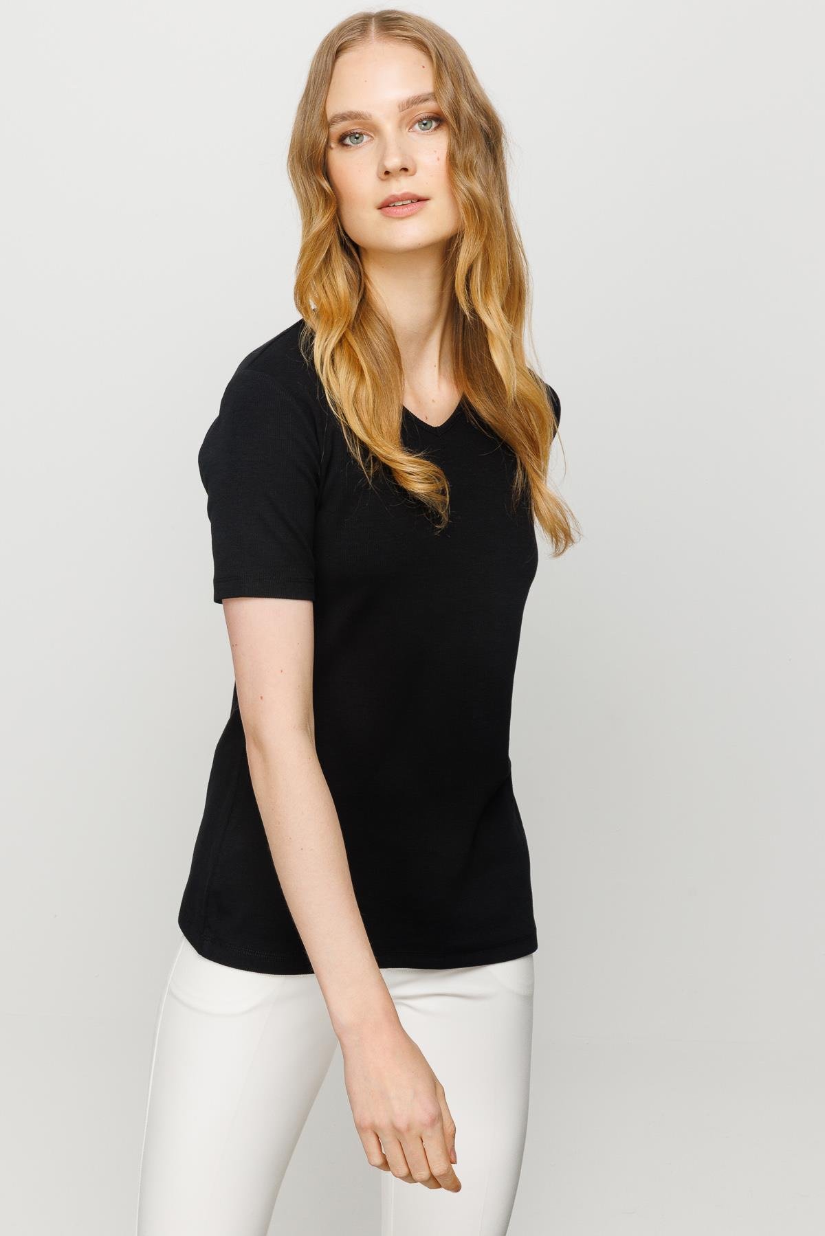 23753Kadın V Yaka Kaşkorse Pamuk T-shirt Siyah