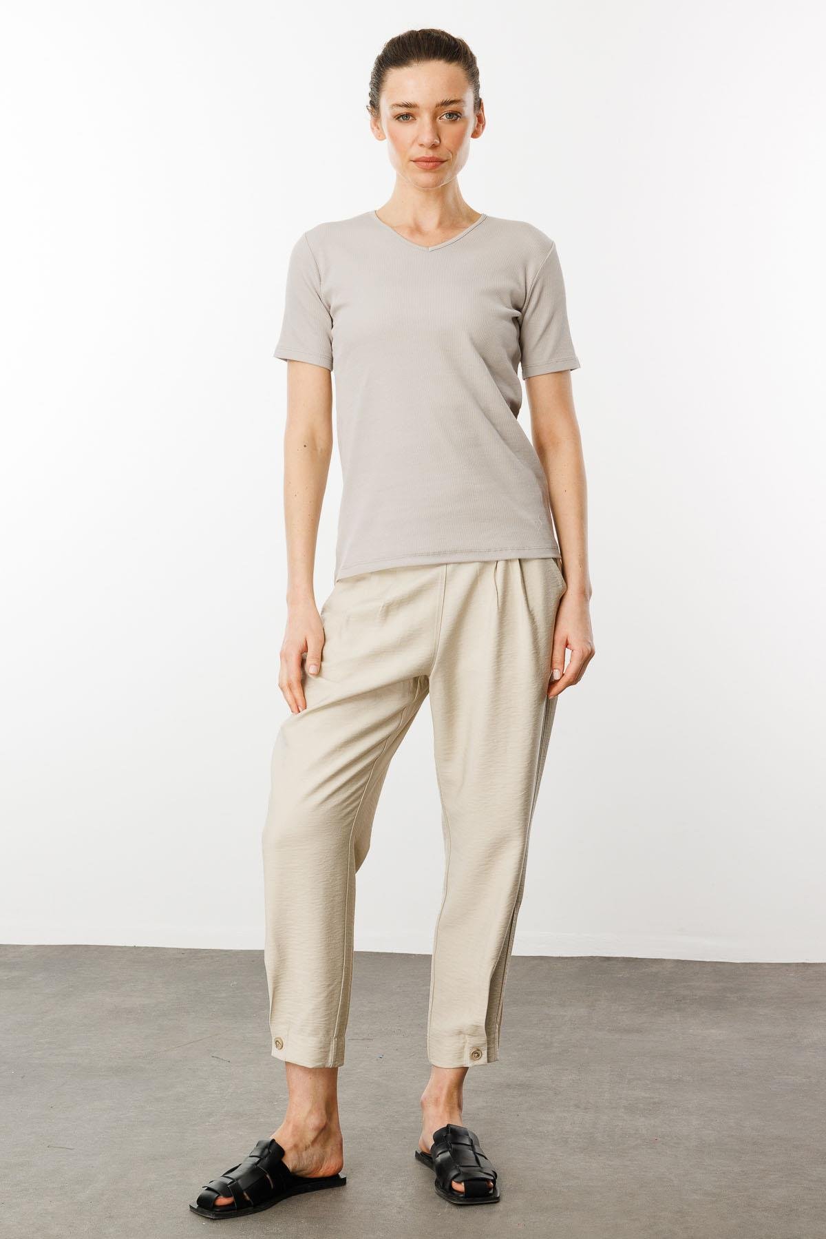 23753Женская хлопковая облегающая футболка с V образным вырезом серая