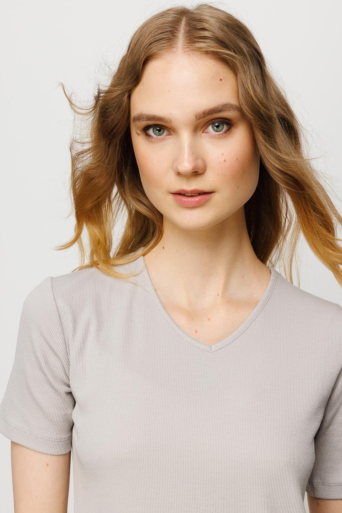 23753Kadın V Yaka Kaşkorse Pamuk T-shirt Taş