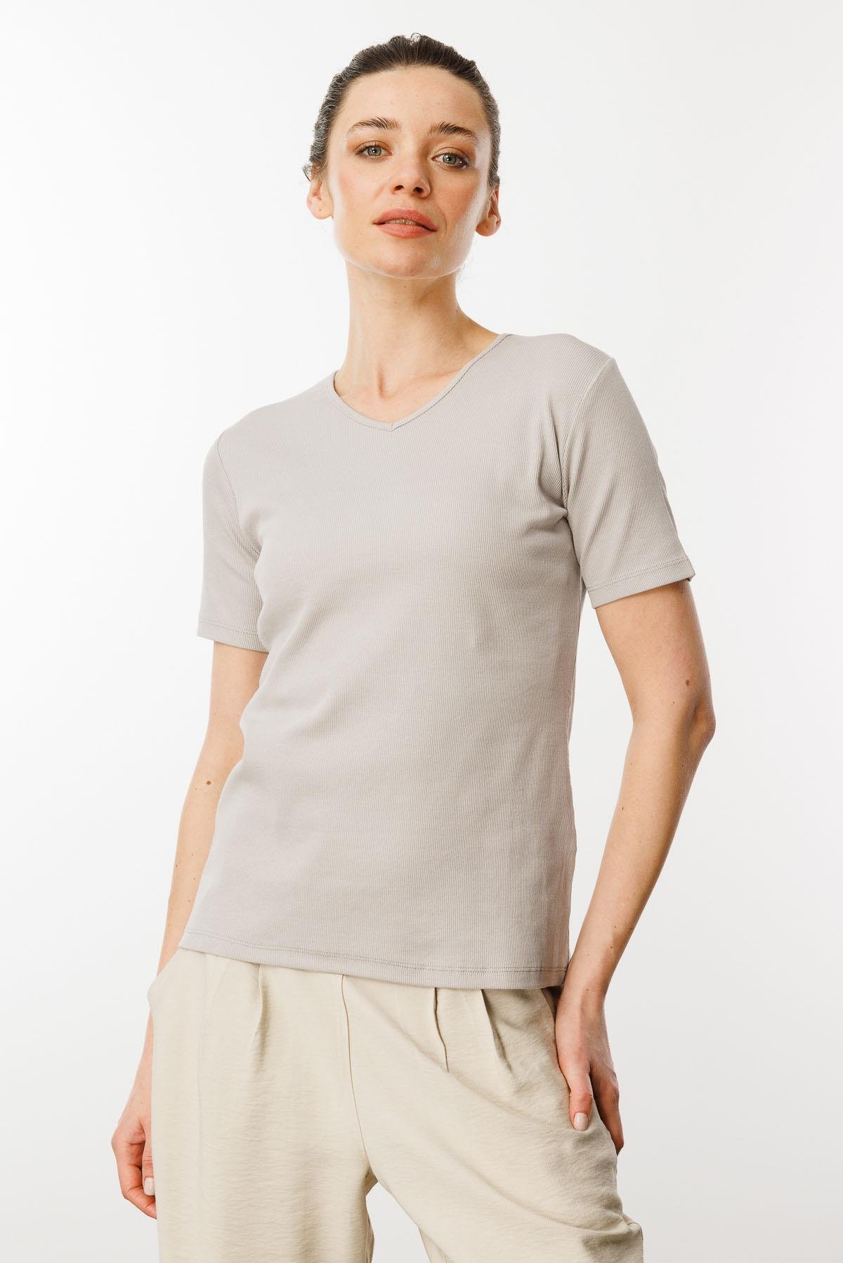 23753Женская хлопковая облегающая футболка с V образным вырезом серая