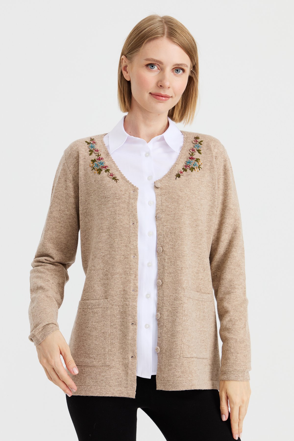 23004Kadın V Yaka Kenarı Dantel İşlemeli Yün Ceket K.Bej