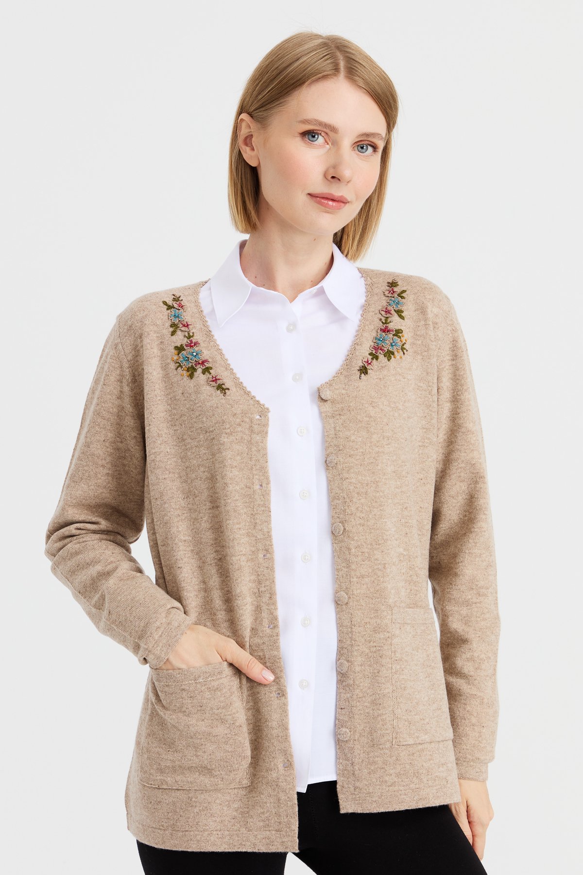 23004Kadın V Yaka Kenarı Dantel İşlemeli Yün Ceket K.Bej