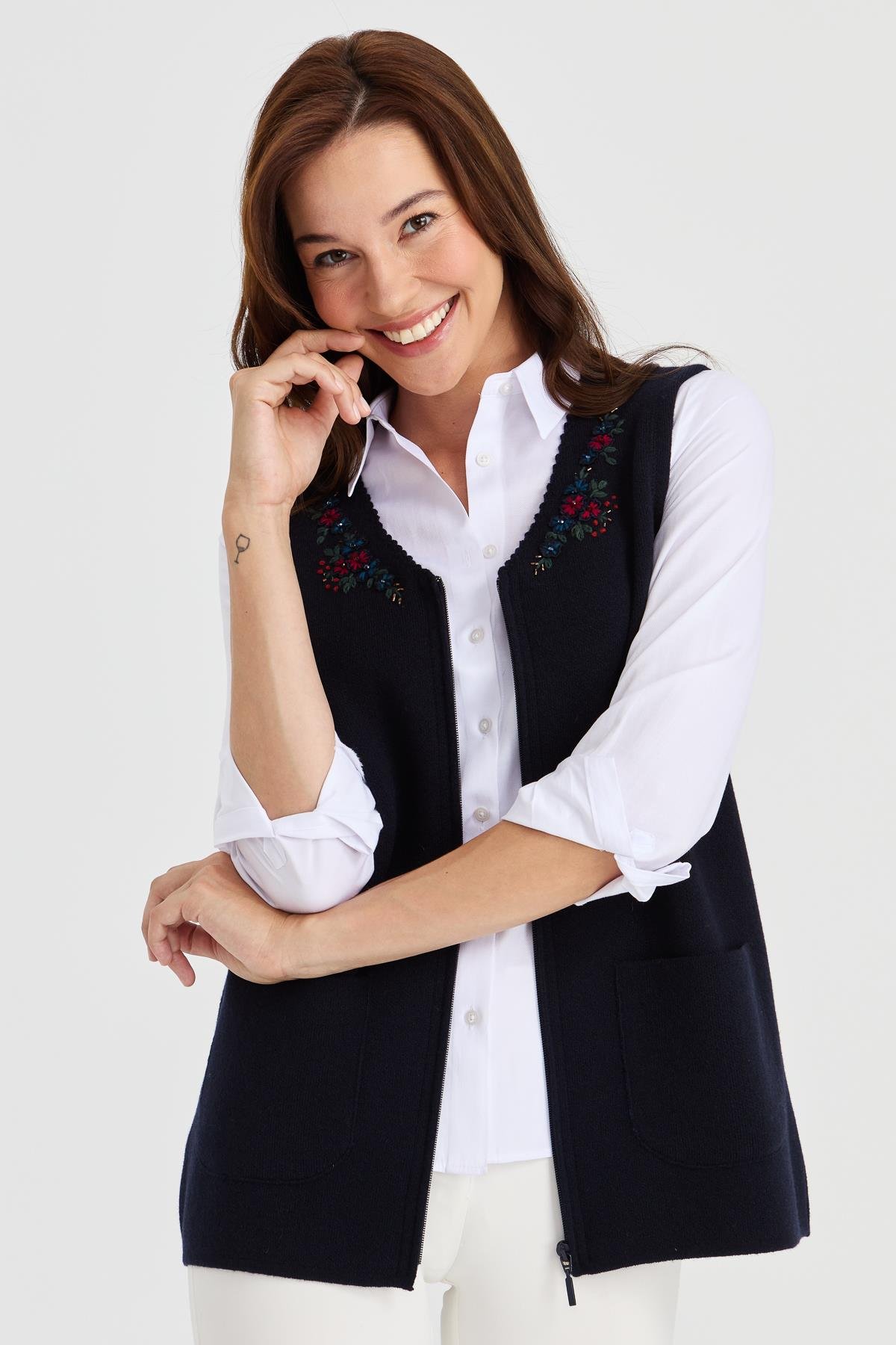 23001Kadın V Yaka Kenarı Dantel İşlemeli Yün Yelek K.Lacivert