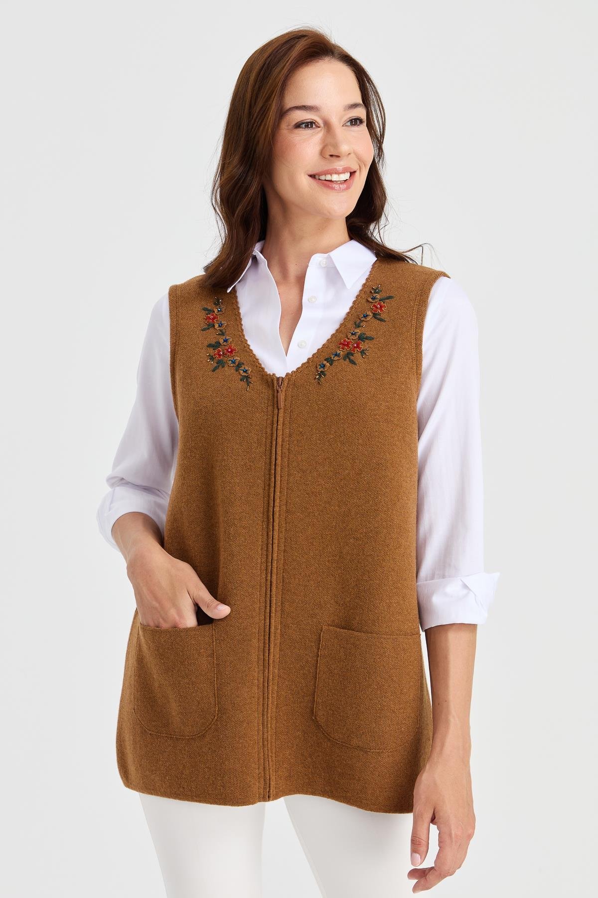 23001Kadın V Yaka Kenarı Dantel İşlemeli Yün Yelek K.taba