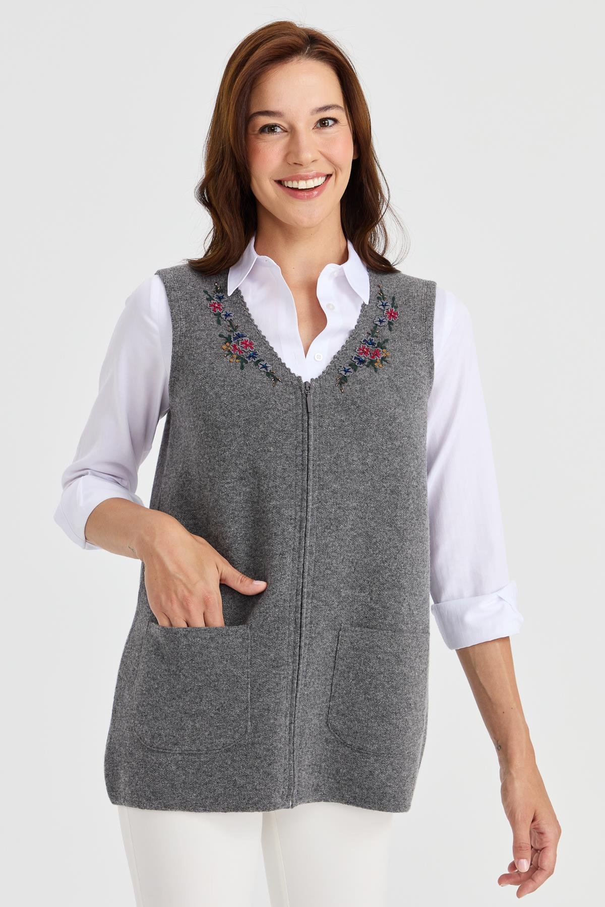 23001Kadın V Yaka Kenarı Dantel İşlemeli Yün Yelek Füme