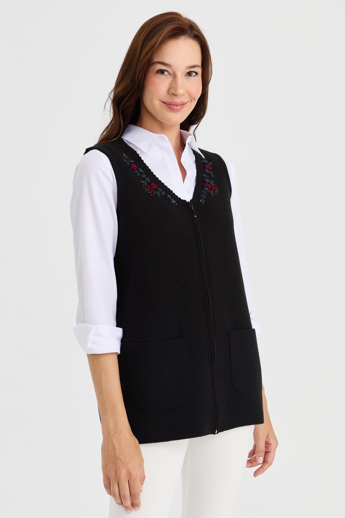 23001Kadın V Yaka Kenarı Dantel İşlemeli Yün Yelek Siyah