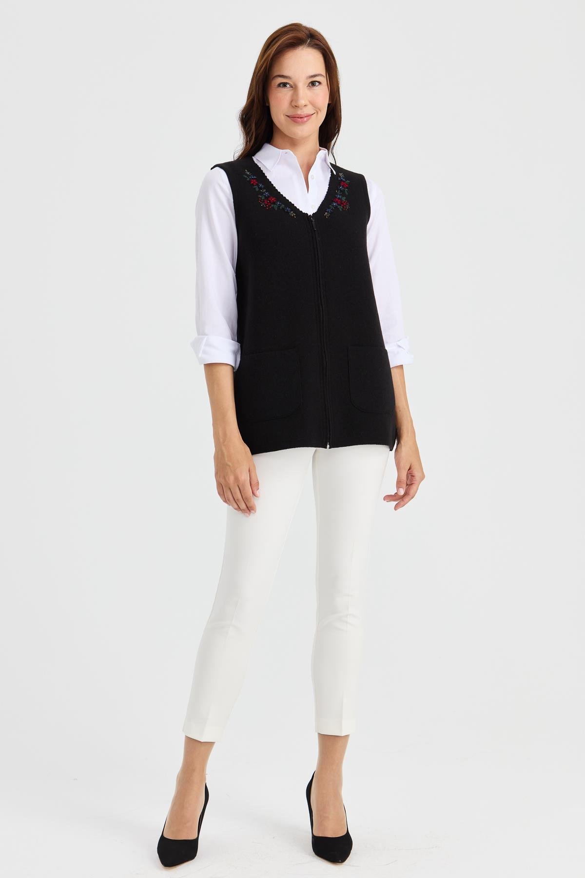 23001Kadın V Yaka Kenarı Dantel İşlemeli Yün Yelek Siyah