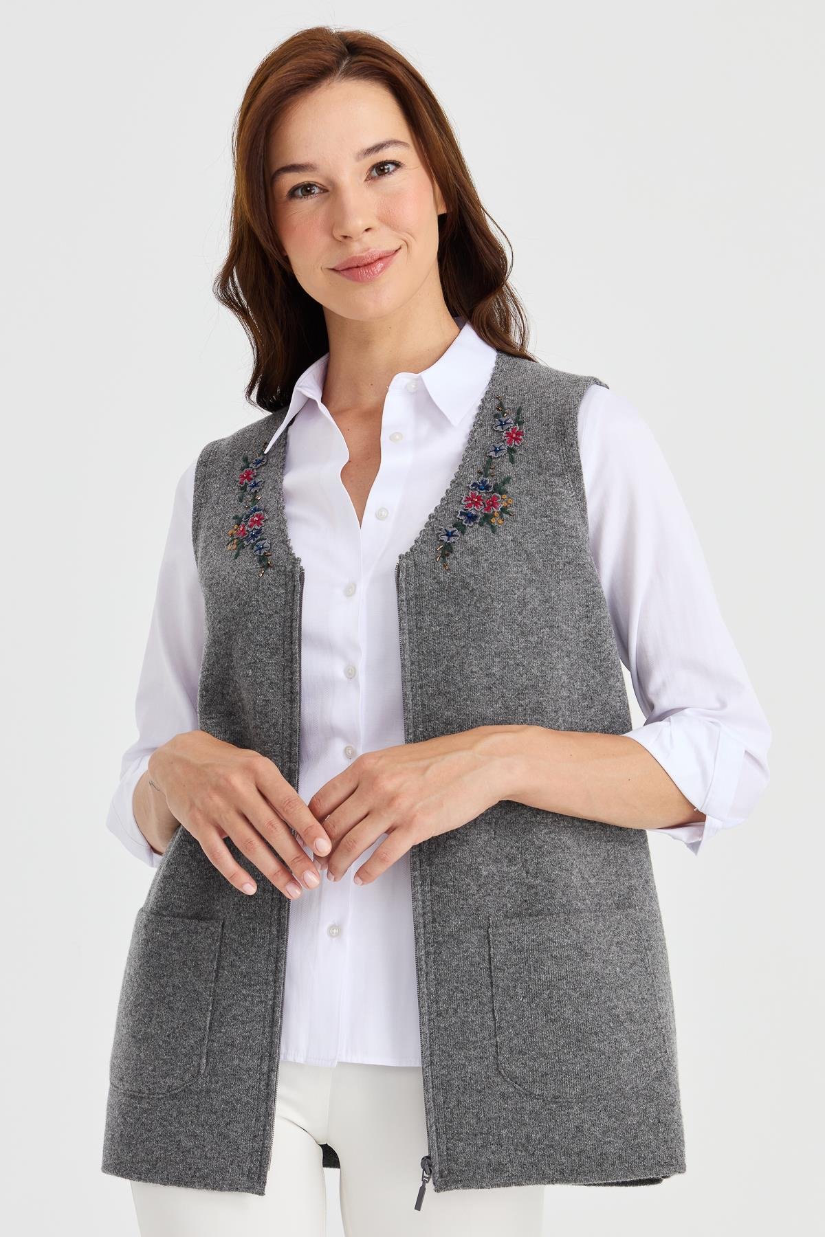 23001Kadın V Yaka Kenarı Dantel İşlemeli Yün Yelek Füme