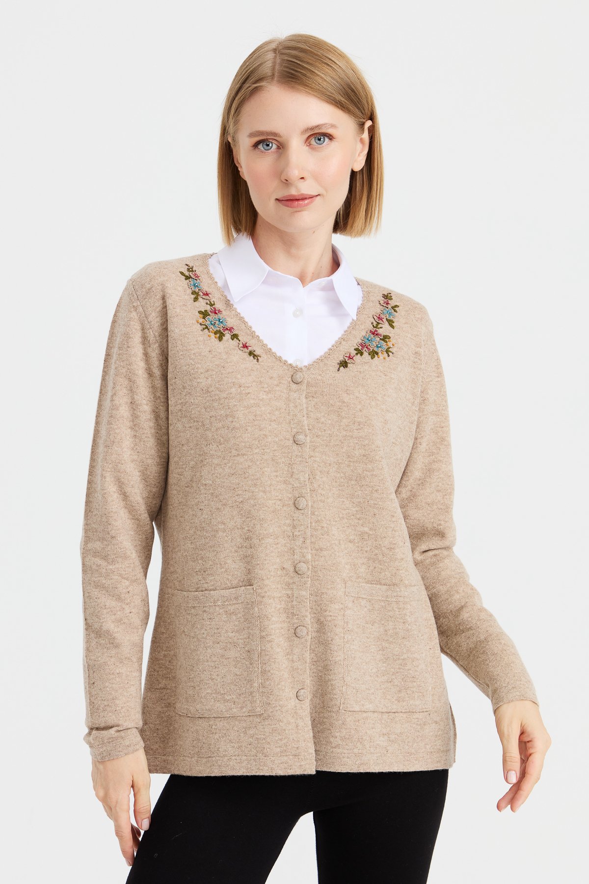 23004Kadın V Yaka Kenarı Dantel İşlemeli Yün Ceket K.Bej