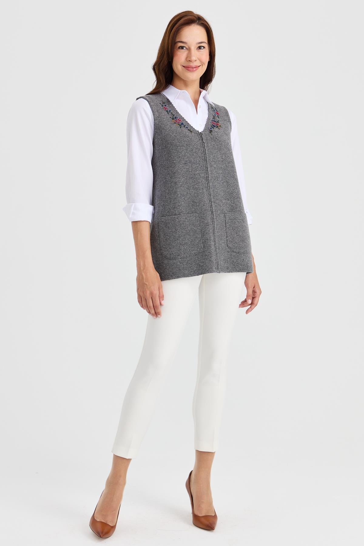 23001Kadın V Yaka Kenarı Dantel İşlemeli Yün Yelek Füme