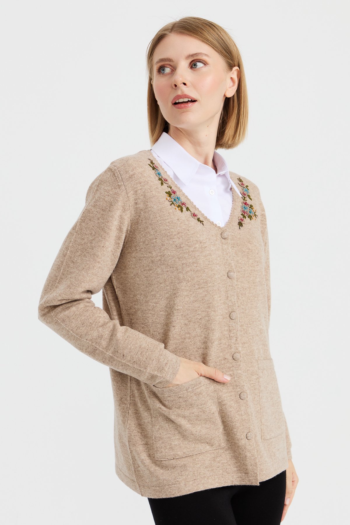 23004Kadın V Yaka Kenarı Dantel İşlemeli Yün Ceket K.Bej