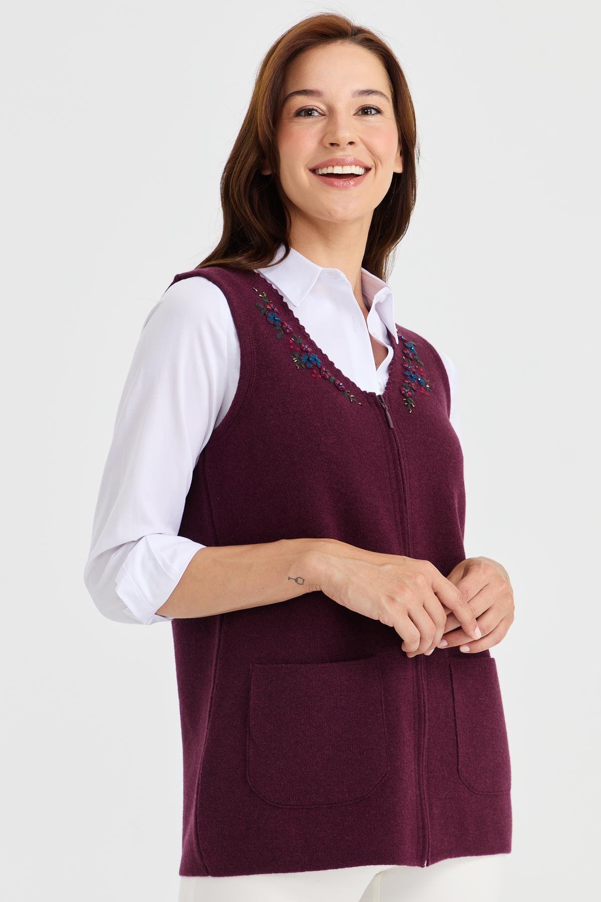 23001Kadın V Yaka Kenarı Dantel İşlemeli Yün Yelek K.Mürdüm