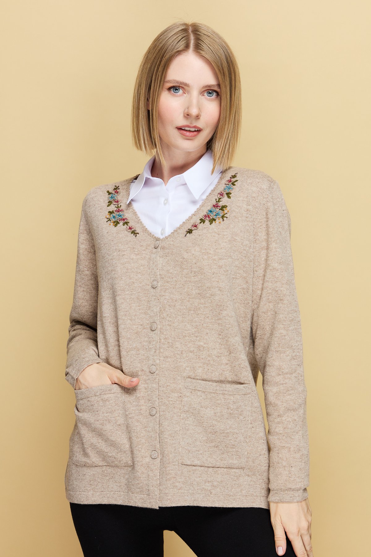 23004Kadın V Yaka Kenarı Dantel İşlemeli Yün Ceket K.Bej