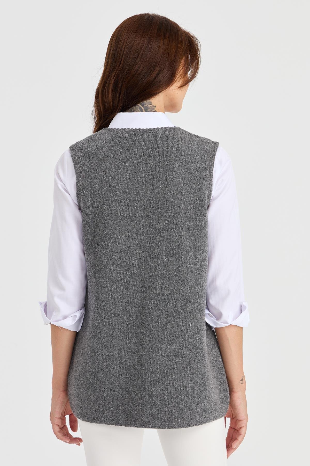 23001Kadın V Yaka Kenarı Dantel İşlemeli Yün Yelek Füme