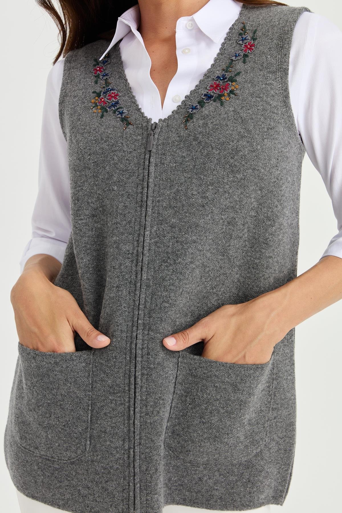 23001Kadın V Yaka Kenarı Dantel İşlemeli Yün Yelek Füme