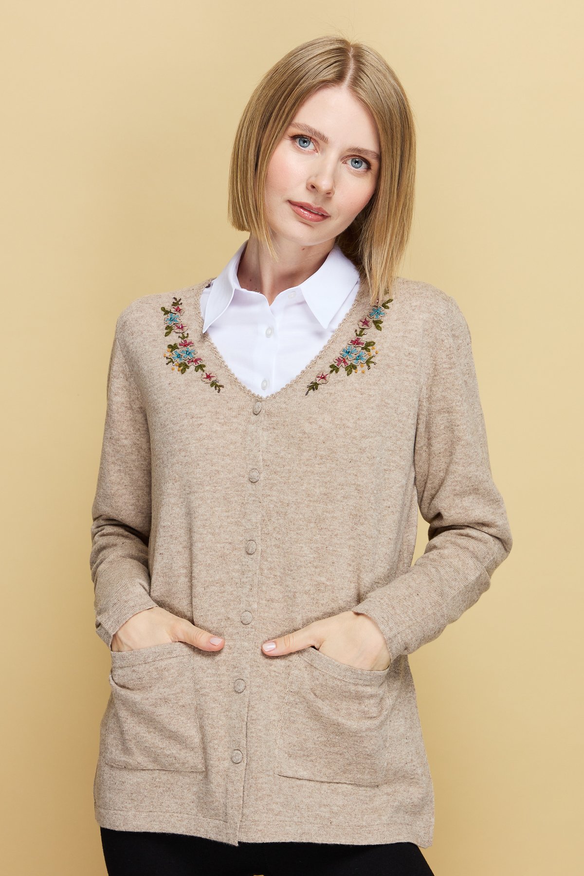 23004Kadın V Yaka Kenarı Dantel İşlemeli Yün Ceket K.Bej