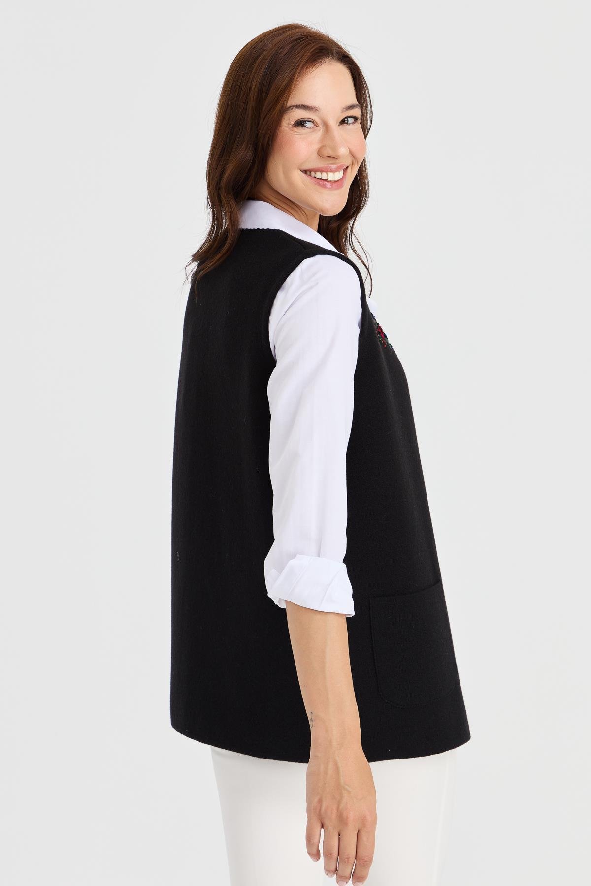 23001Kadın V Yaka Kenarı Dantel İşlemeli Yün Yelek Siyah