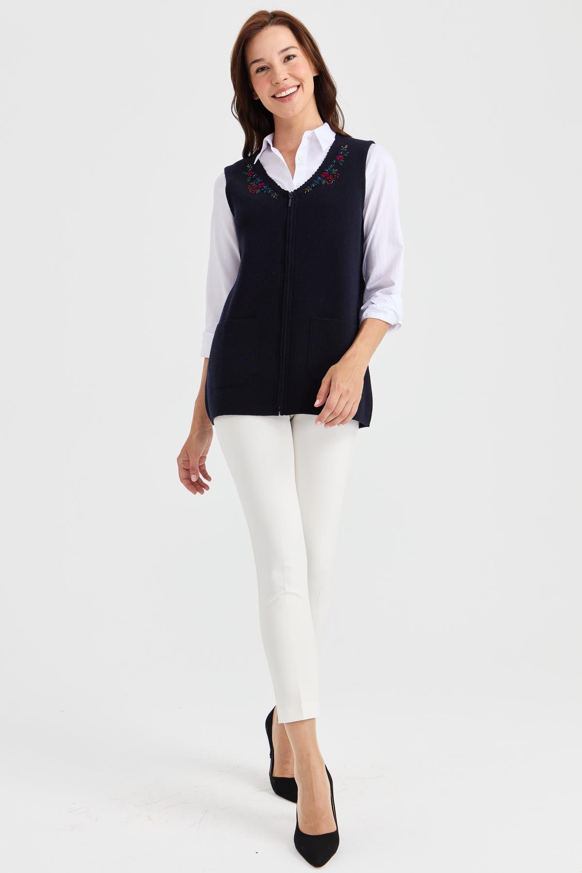 23001Kadın V Yaka Kenarı Dantel İşlemeli Yün Yelek K.Lacivert