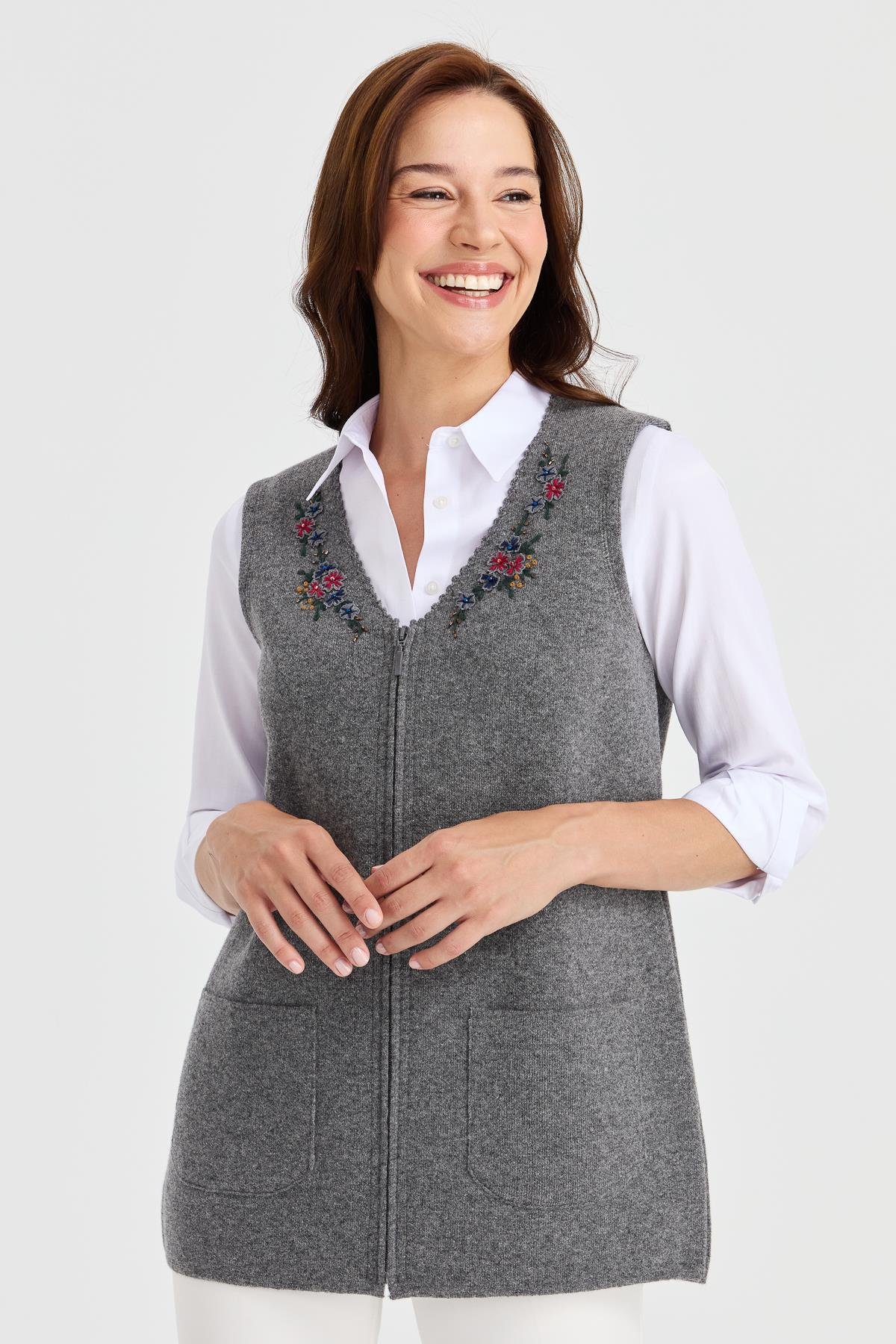 23001Kadın V Yaka Kenarı Dantel İşlemeli Yün Yelek Füme