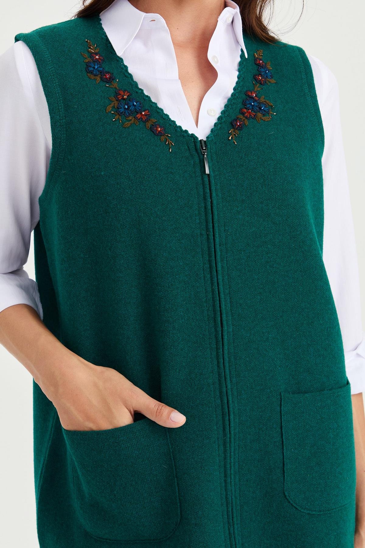 23001Kadın V Yaka Kenarı Dantel İşlemeli Yün Yelek K.Ö.başı