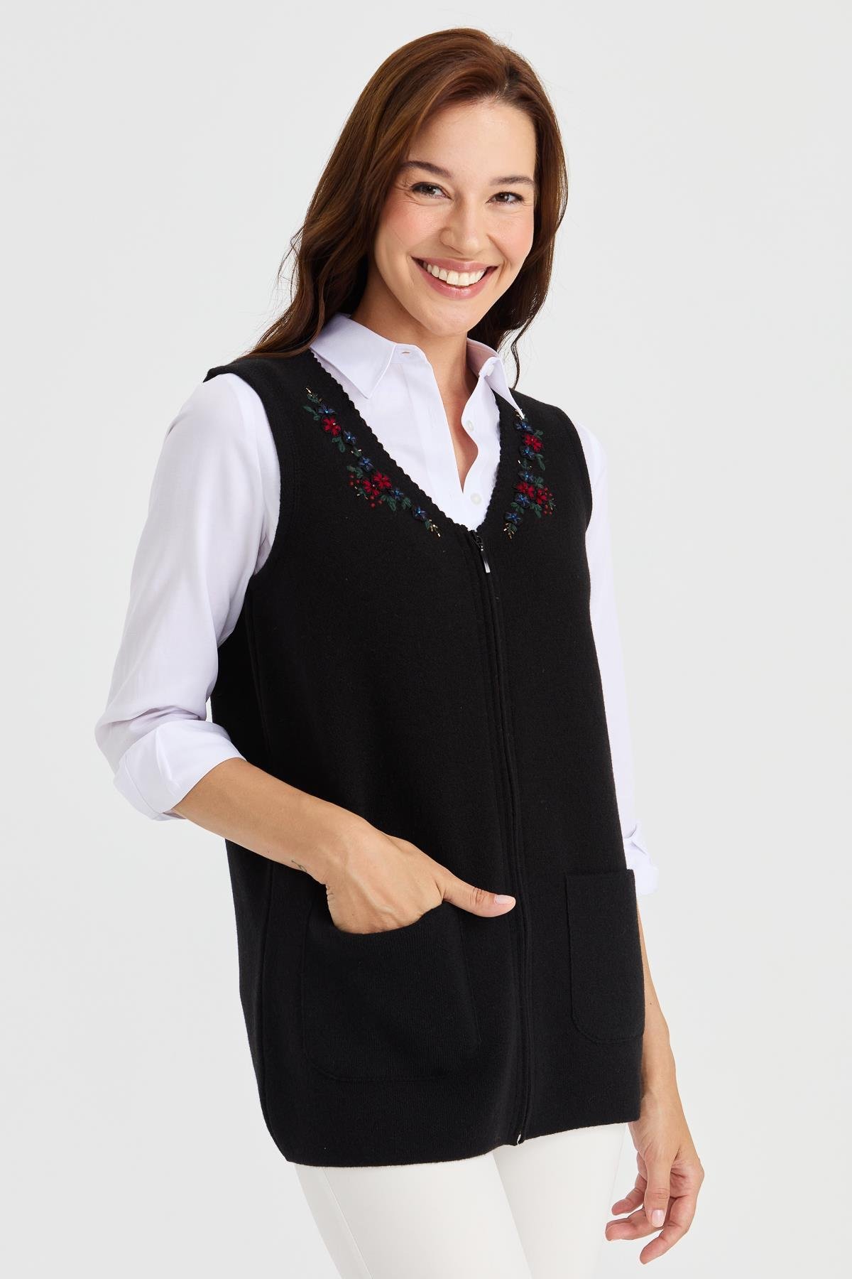 23001Kadın V Yaka Kenarı Dantel İşlemeli Yün Yelek Siyah