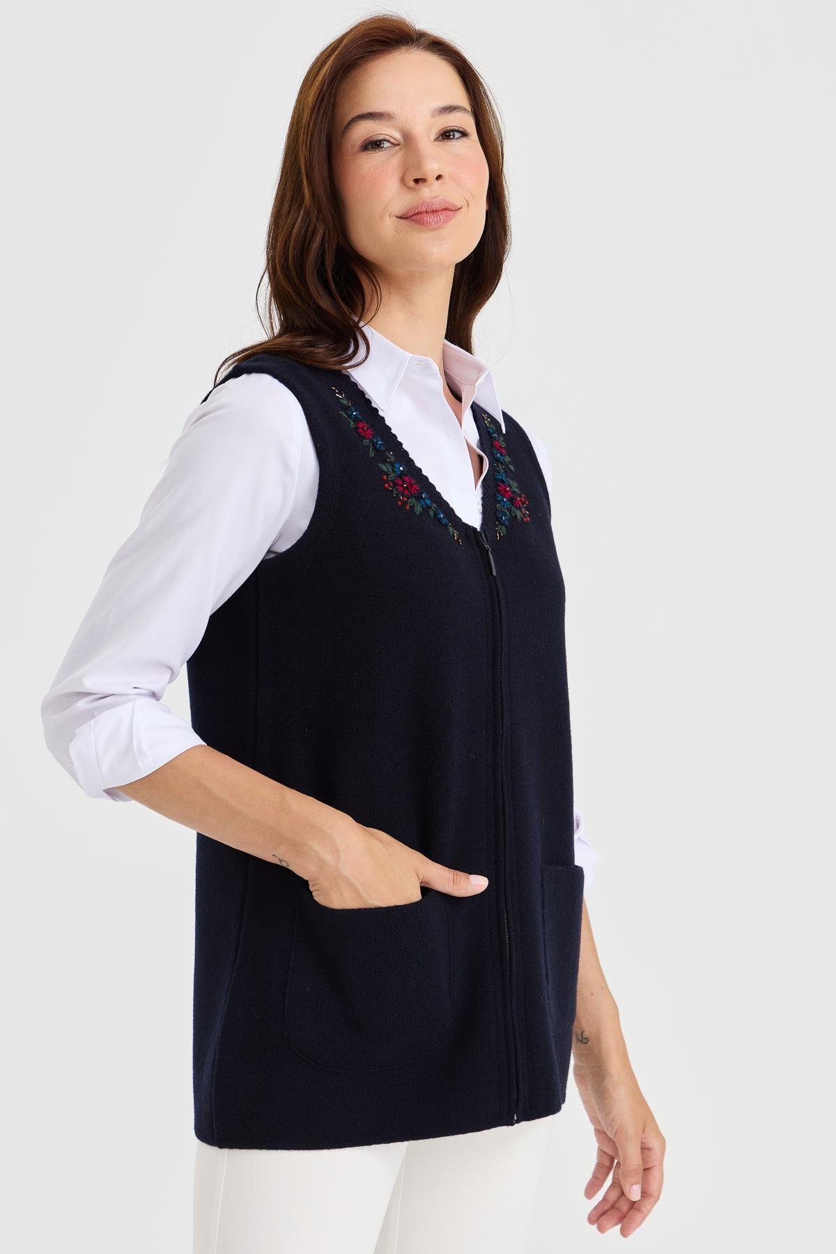 23001Kadın V Yaka Kenarı Dantel İşlemeli Yün Yelek K.Lacivert