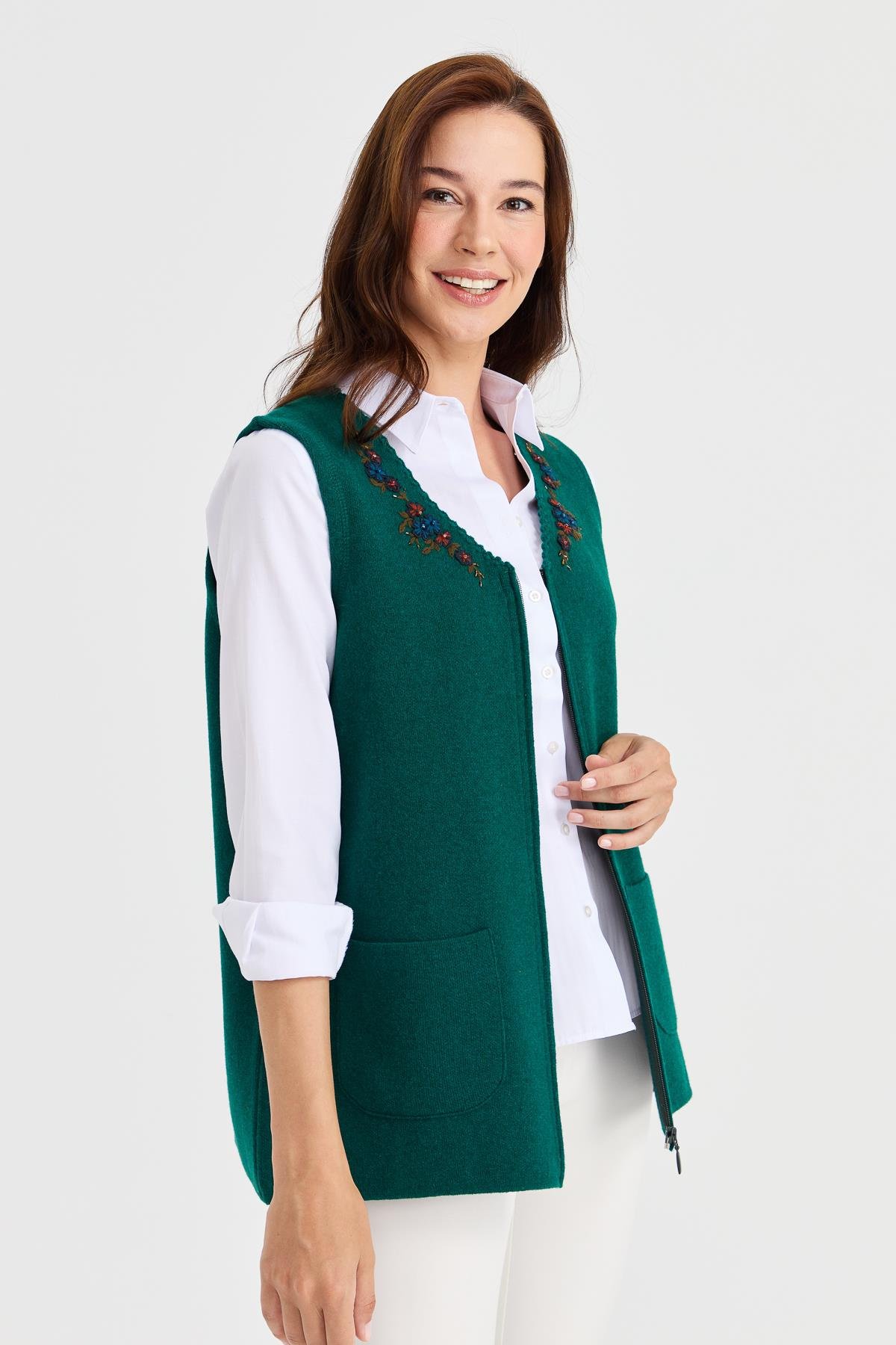 23001Kadın V Yaka Kenarı Dantel İşlemeli Yün Yelek K.Ö.başı