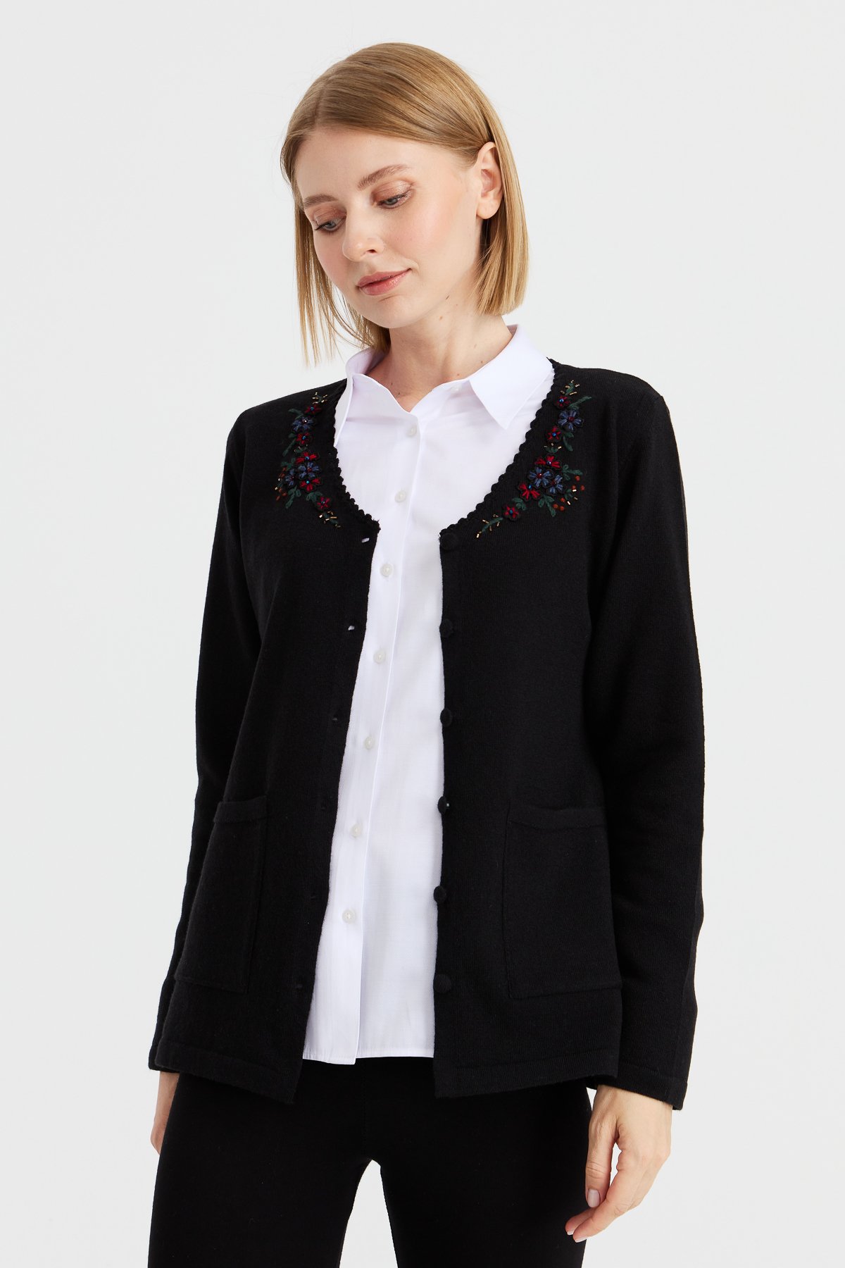 23004Kadın V Yaka Kenarı Dantel İşlemeli Yün Ceket Siyah