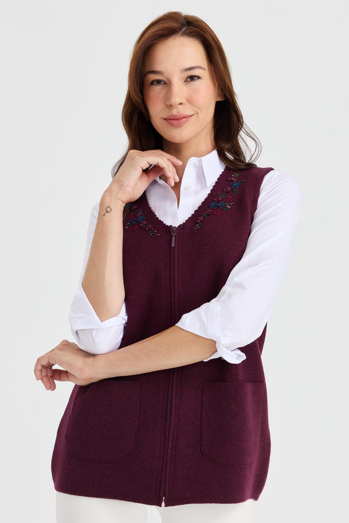 23001Kadın V Yaka Kenarı Dantel İşlemeli Yün Yelek K.Mürdüm