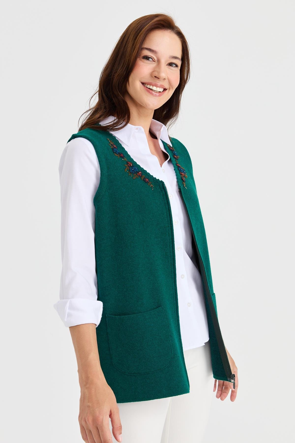 23001Kadın V Yaka Kenarı Dantel İşlemeli Yün Yelek K.Ö.başı