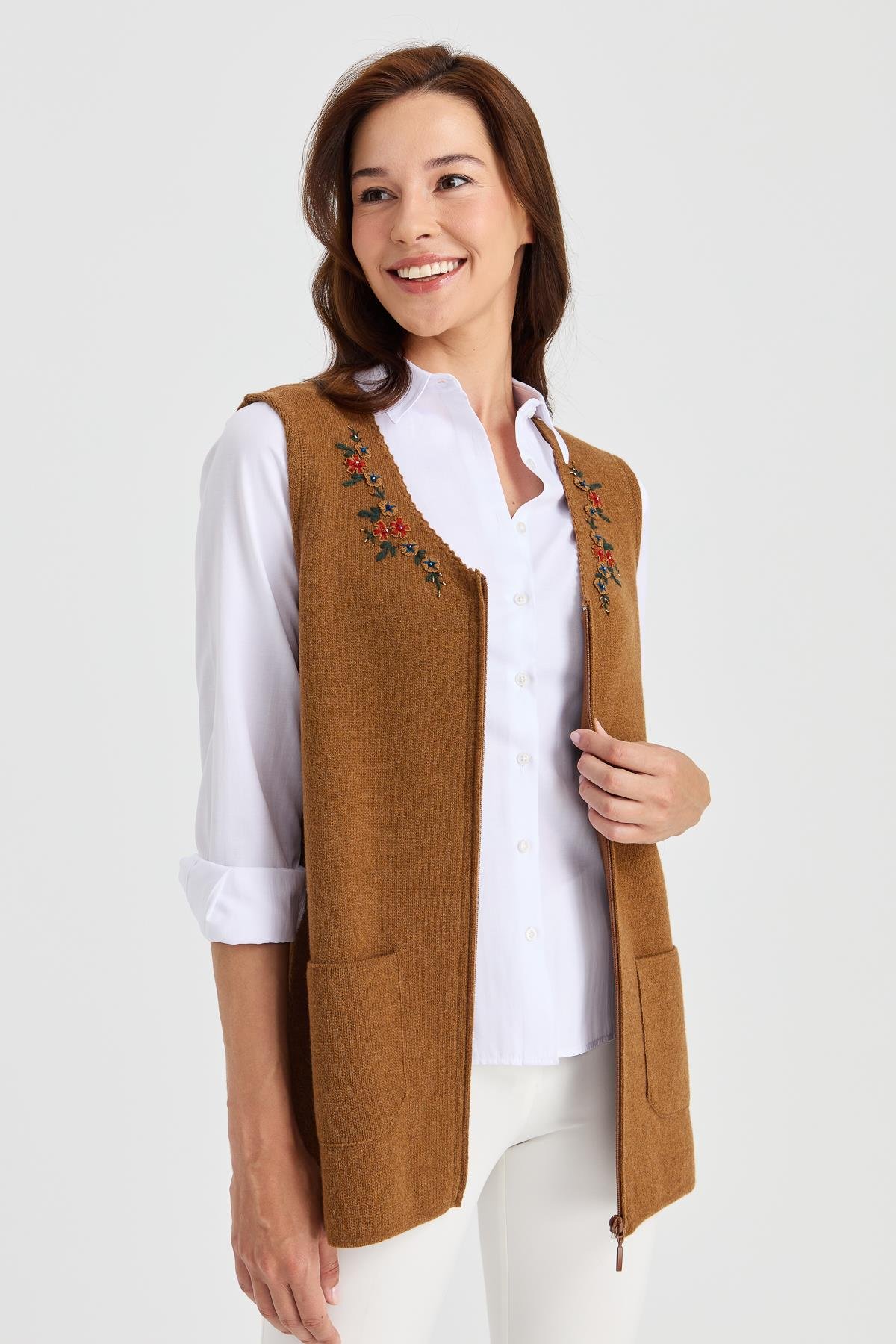 23001Kadın V Yaka Kenarı Dantel İşlemeli Yün Yelek K.taba