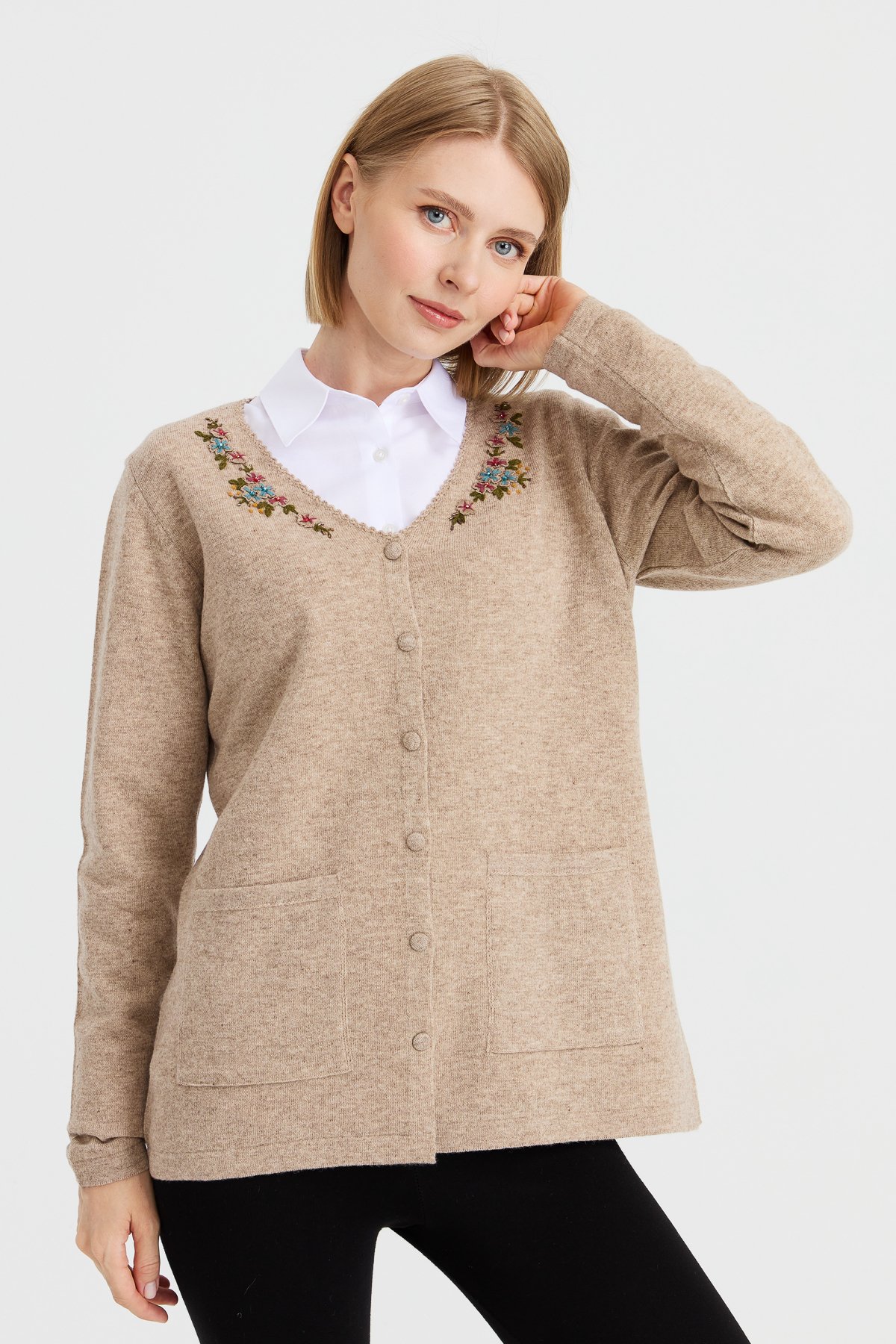 23004Kadın V Yaka Kenarı Dantel İşlemeli Yün Ceket K.Bej