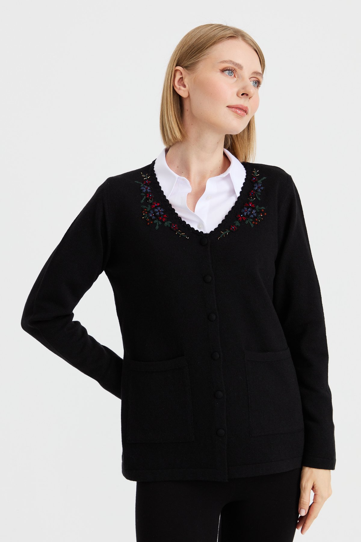 23004Kadın V Yaka Kenarı Dantel İşlemeli Yün Ceket Siyah