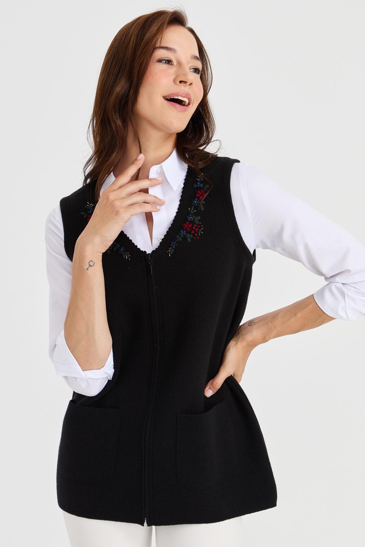 23001Kadın V Yaka Kenarı Dantel İşlemeli Yün Yelek Siyah