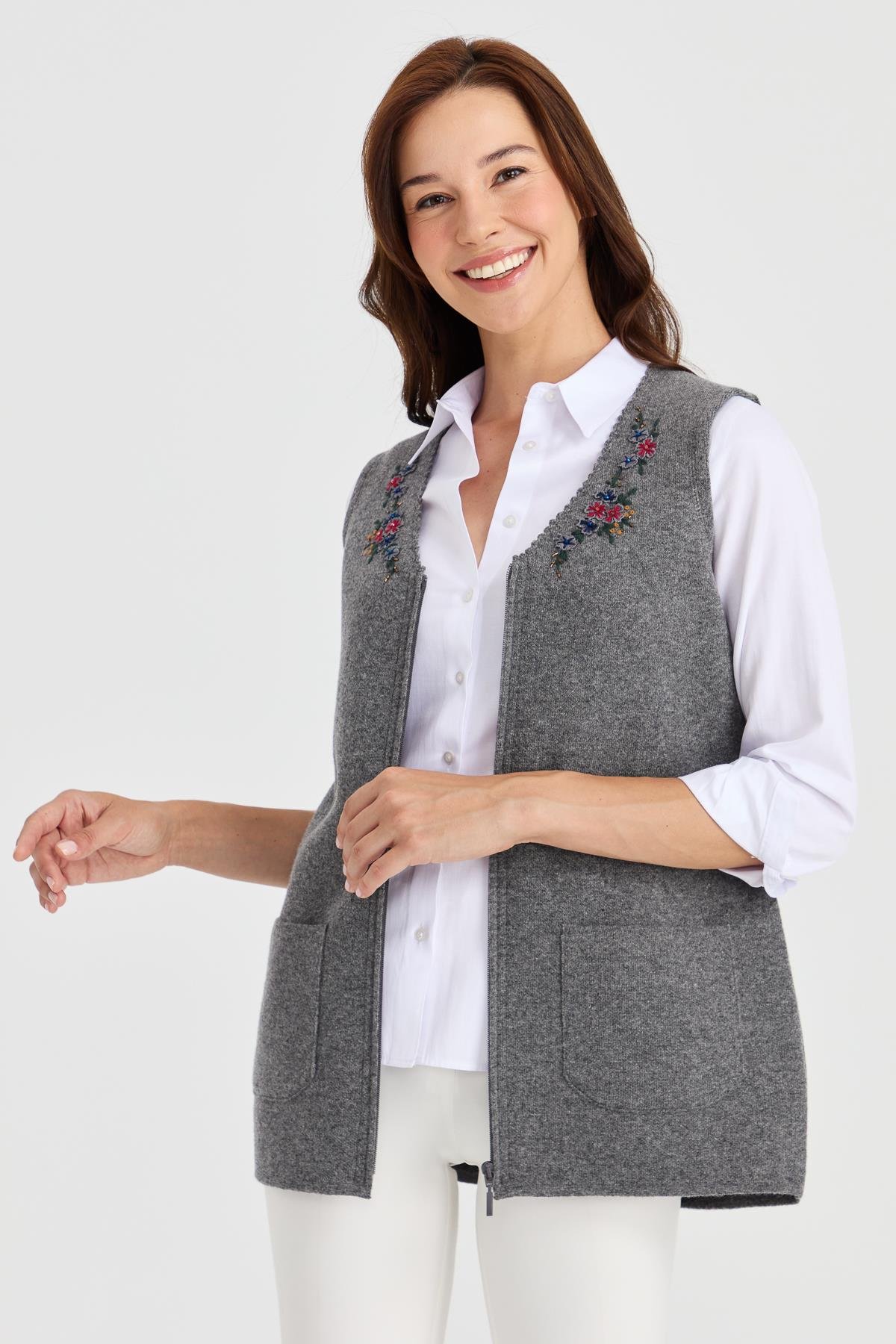 23001Kadın V Yaka Kenarı Dantel İşlemeli Yün Yelek Füme